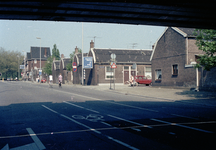 853265 Gezicht in de Bleekstraat te Utrecht, vanonder het spoorviaduct.